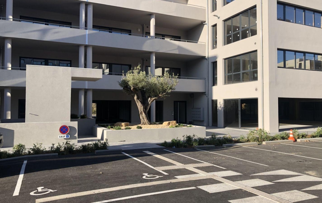 IMMOBILIERE ARTHUR : Local / Bureau | AUBAGNE (13400) | 208 m2 | 1 630 € 