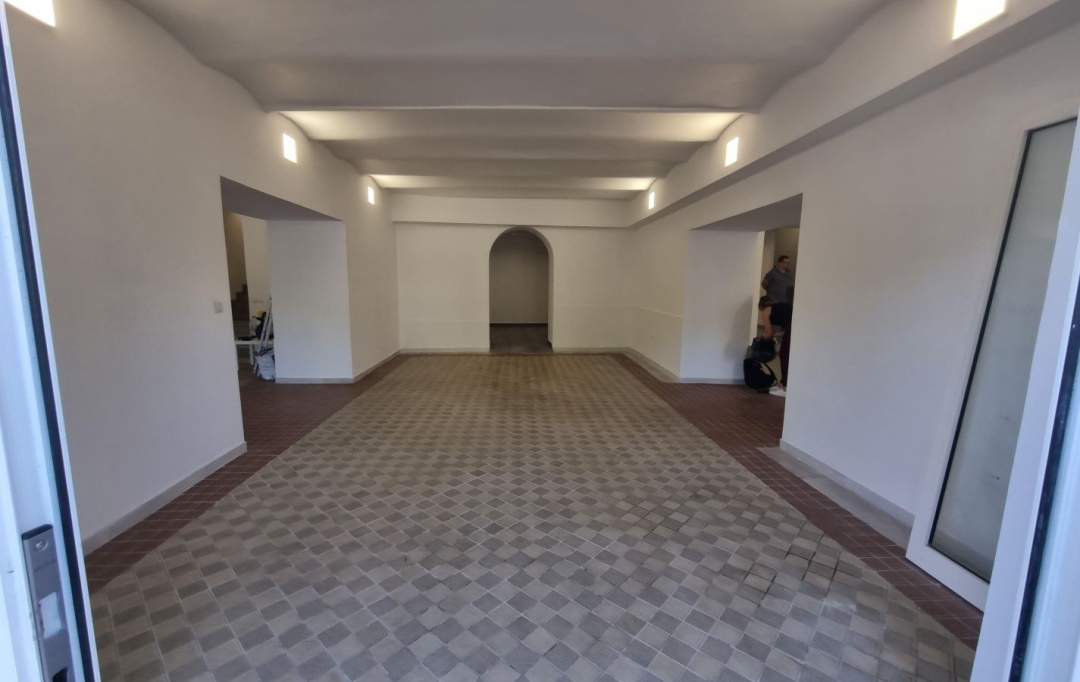 IMMOBILIERE ARTHUR : Local / Bureau | MARSEILLE (13002) | 400 m2 | 5 000 € 