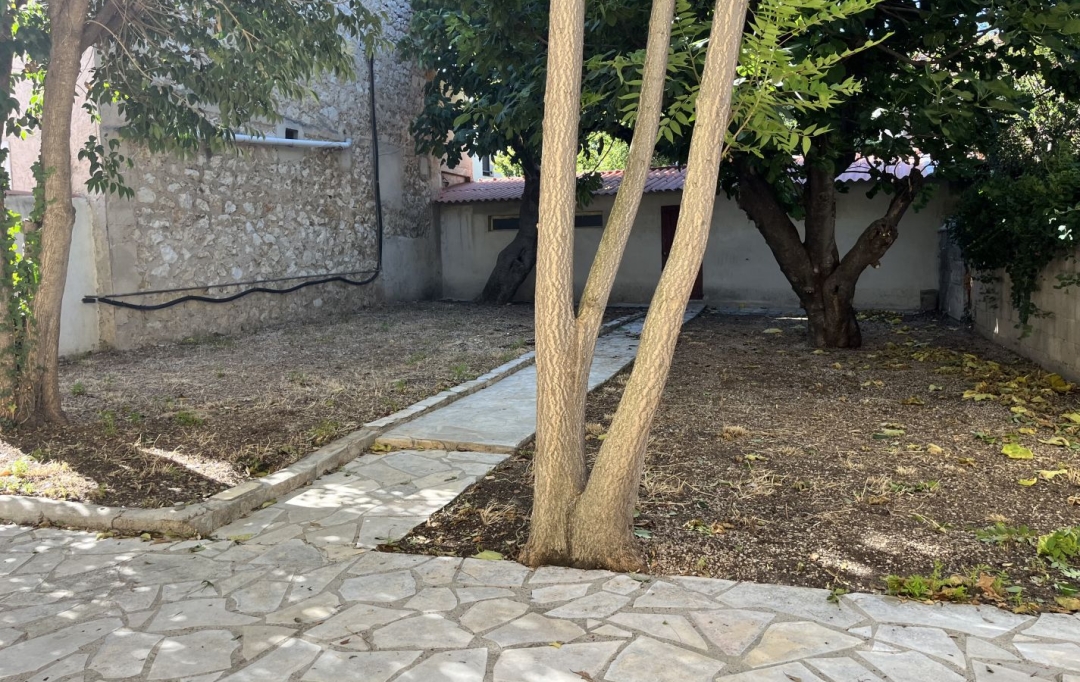 IMMOBILIERE ARTHUR : Local / Bureau | MARSEILLE (13012) | 235 m2 | 4 000 € 