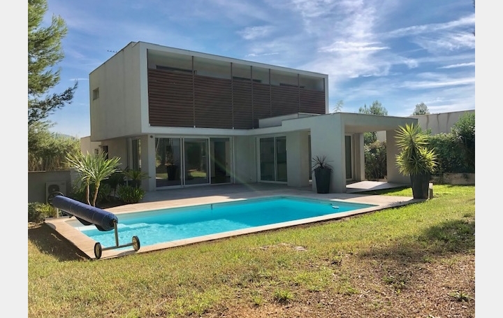 Villa   MARSEILLE  161 m2 3 200 € 